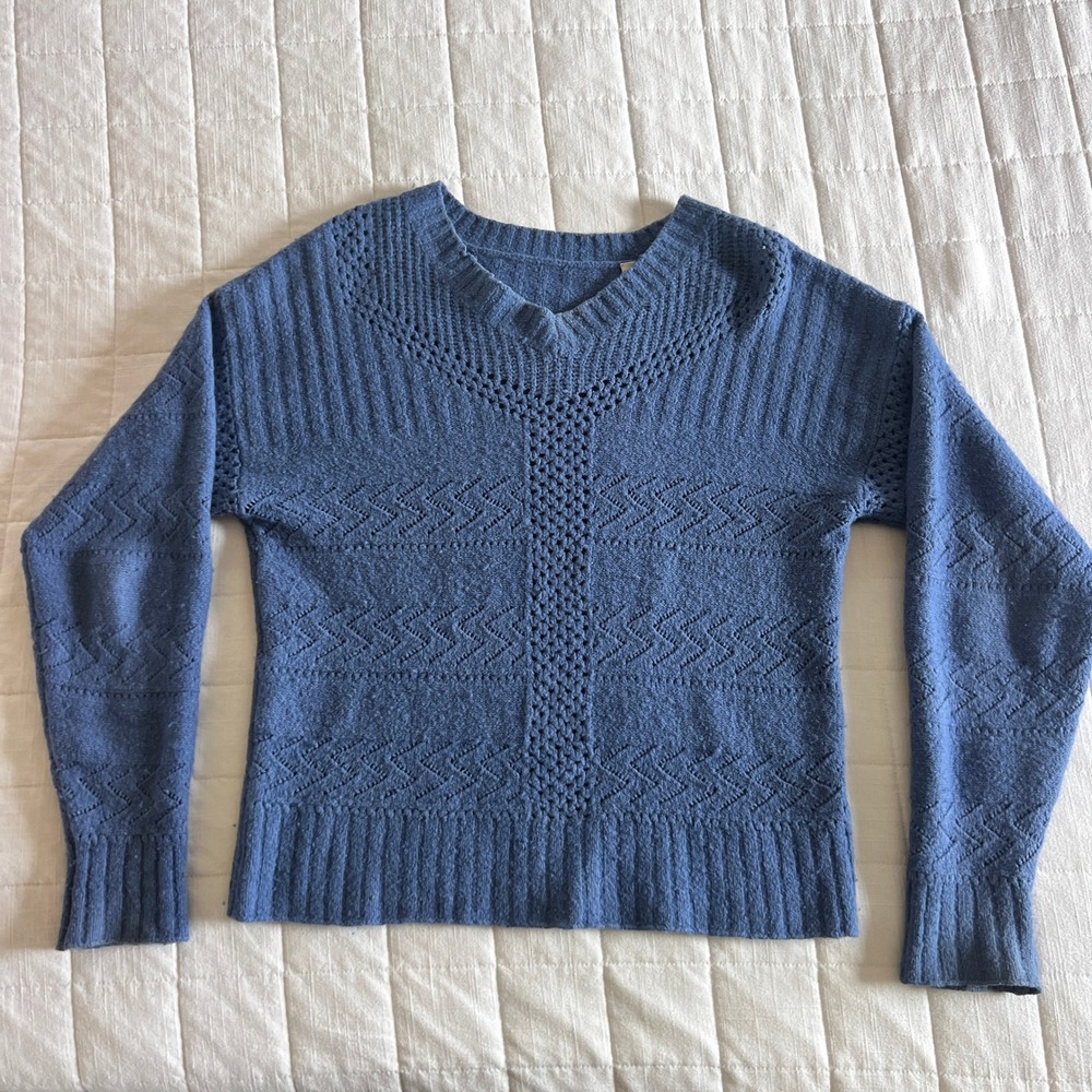 Dusty Blue Pointelle Chevron V-Neck Knit Sweater Small SW022959011
